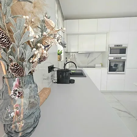 White Rose Hill Luxury